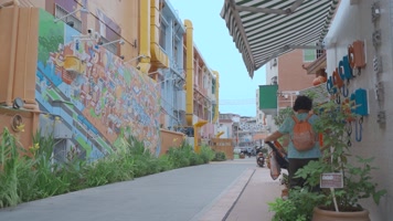 小男孩打电话视频涂鸦墙下推婴儿车妇女小孩 小男孩打电话视频涂鸦墙下推婴儿车妇女小孩