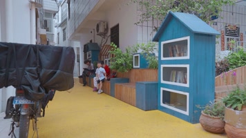 小街道行人视频涂鸦墙下走过学生行人小孩 小街道行人视频涂鸦墙下走过学生行人小孩