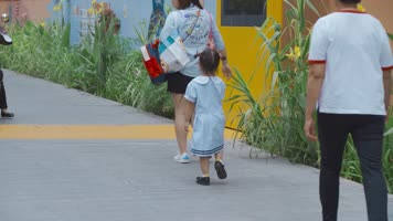 小街道行人视频涂鸦墙下安静走过行人小孩 小街道行人视频涂鸦墙下安静走过行人小孩