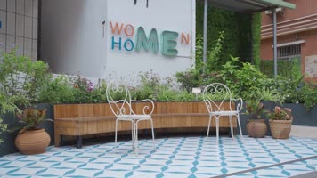 看书女孩视频咖啡店外认真看书的女孩 看书女孩视频咖啡店外认真看书的女孩