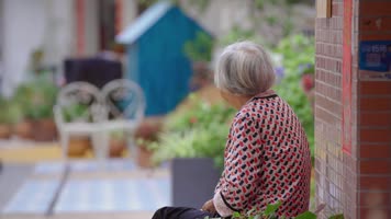 独自一人视频社区里独坐聊天白发老人年轻人 独自一人视频社区里独坐聊天白发老人年轻人