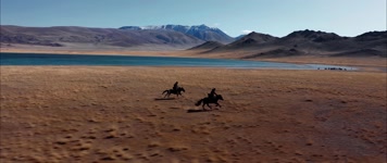 航拍骑马，草原骑马，一马当先