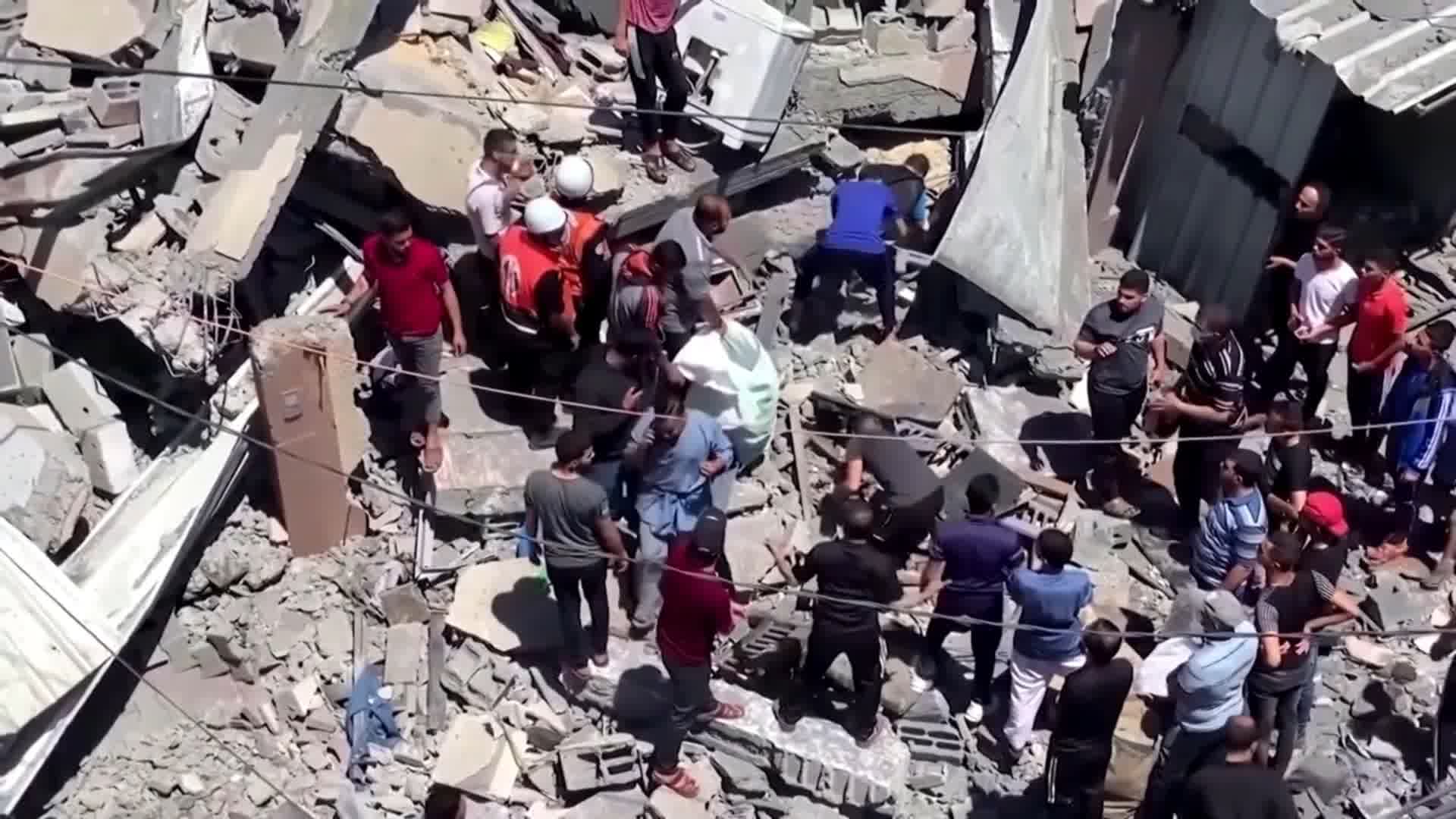 人道主义，反战人权，战火倒塌废墟救援