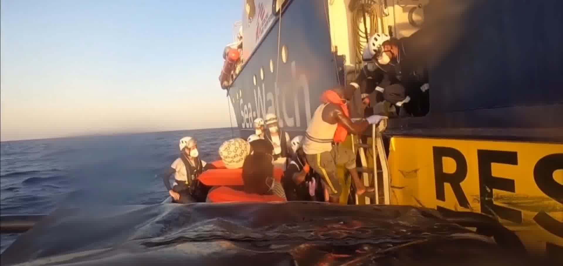 人道主义，反战人权，难民偷渡救援船