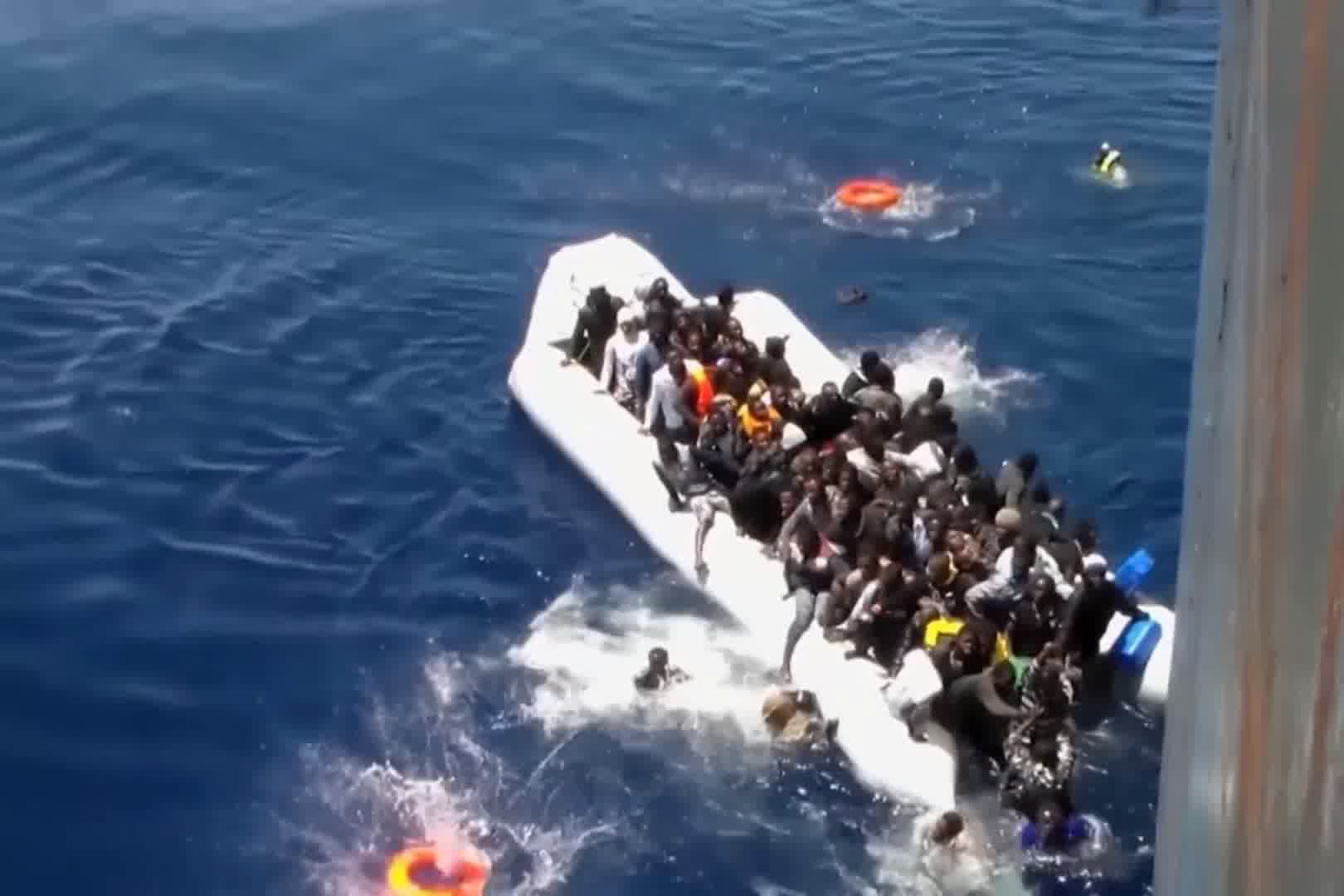 人道主义，反战人权，难民偷渡救援船