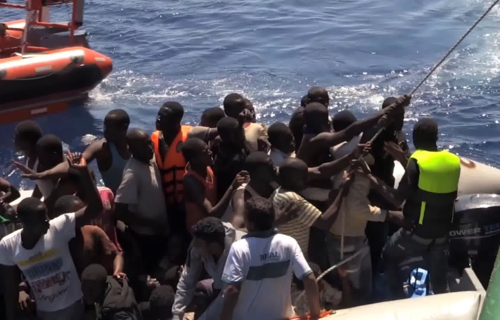 人道主义，反战人权，难民偷渡救援船