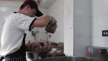 卤肉高汤往卤锅里放肉4k视频