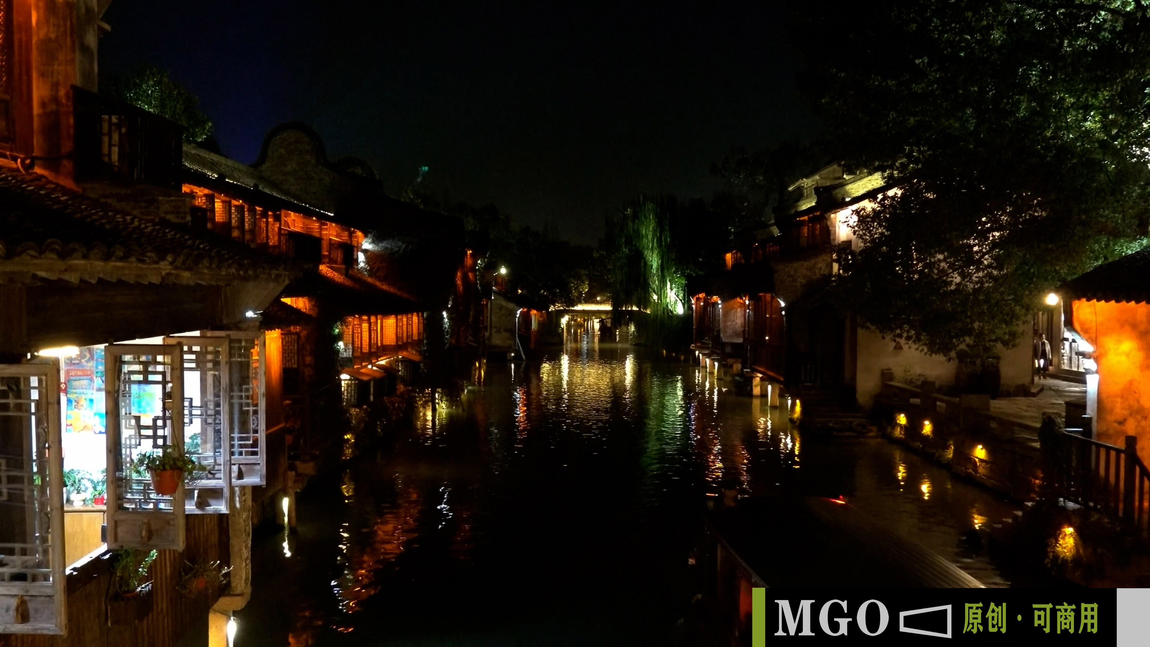 江南水乡小桥流水河道游船，乌镇夜景