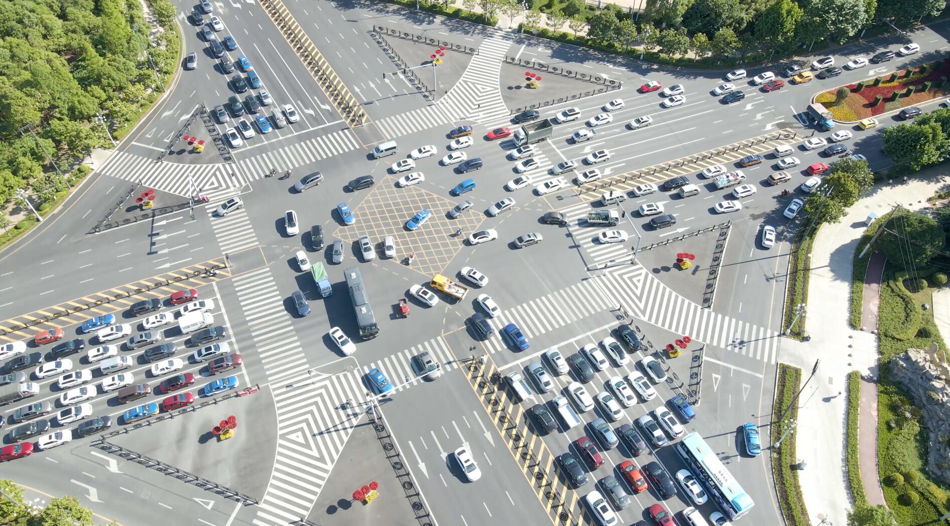 航拍大气城市车流穿梭繁华都市