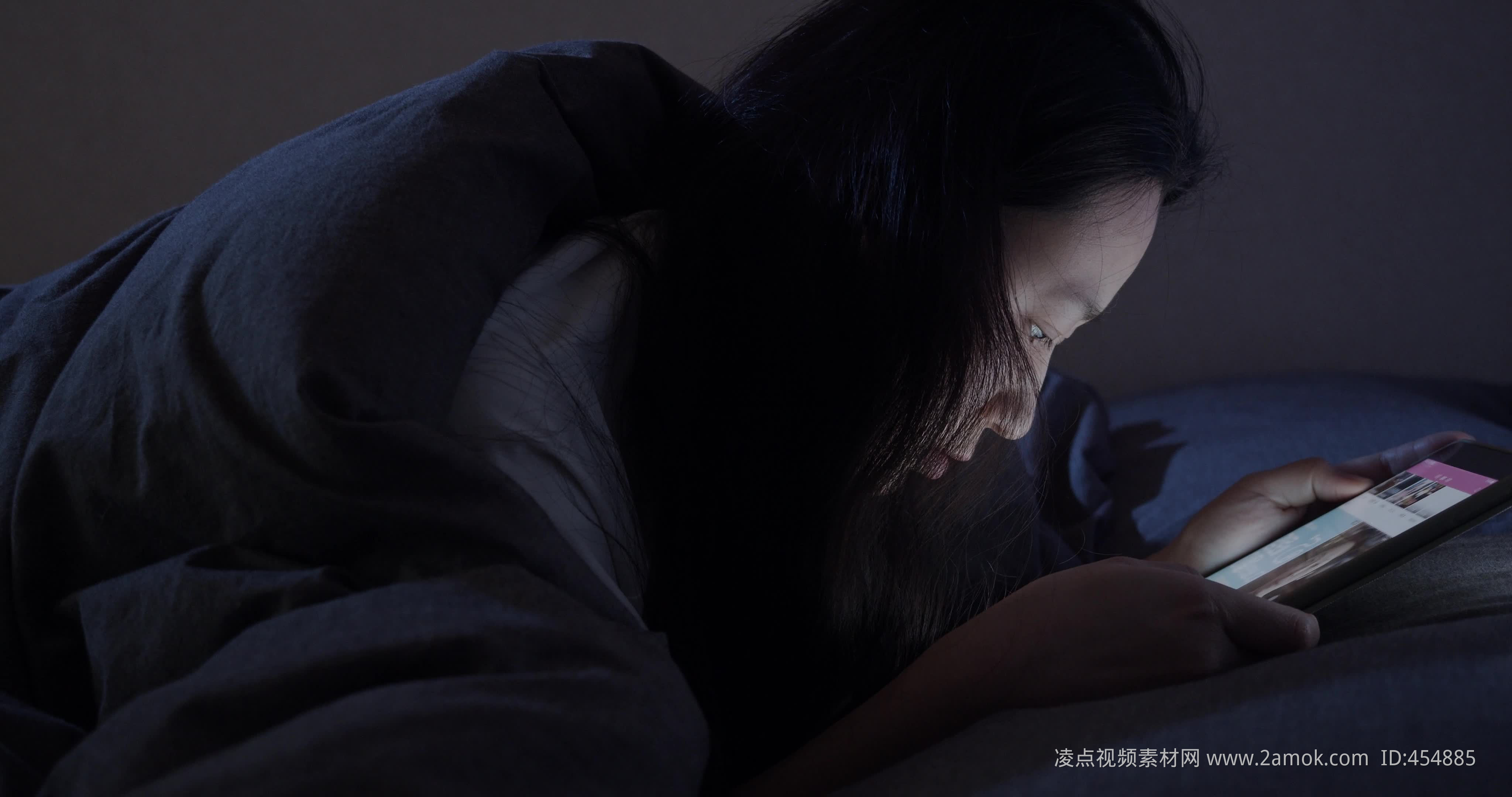 疲劳的年轻男子在办公室揉眼睛-蓝牛仔影像-中国原创广告影像素材
