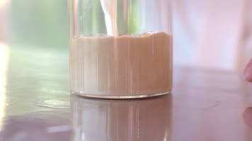 美女冲饮咖啡工厂萃取