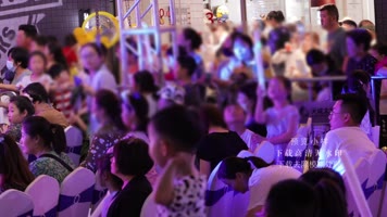 观众-家长孩子看演出B4k