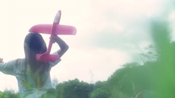 小男孩小女孩放飞玩具飞机视频素材 小男孩小女孩放飞玩具飞机视频素材