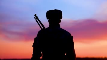 武警军人逆光剪影走向胜利打靶归来