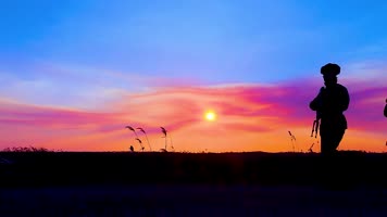 士兵打靶归来逆光剪影