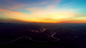 朝霞下沿海河流村庄