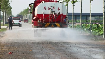 黄河滩里的洒水车、净化空气、环保