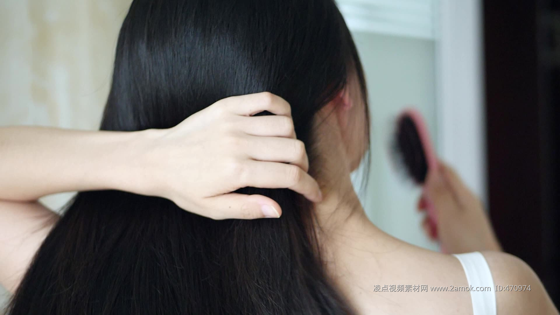 一个梳着辫子的年轻亚洲女人的粉红色背景肖像照片摄影图片_ID:406956111-Veer图库