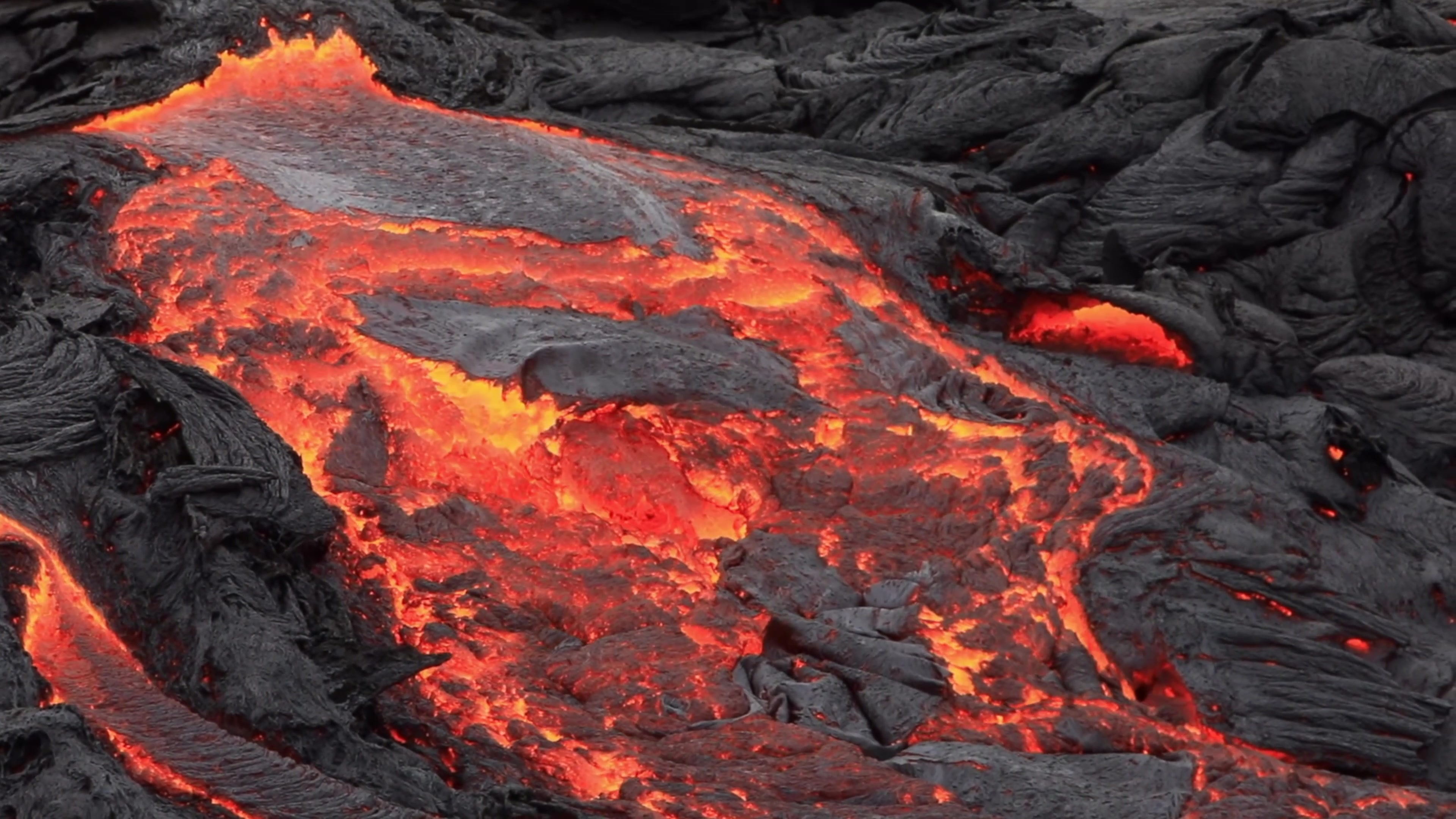 火山爆发,火山口沸腾熔岩飞溅岩浆流淌视频素材