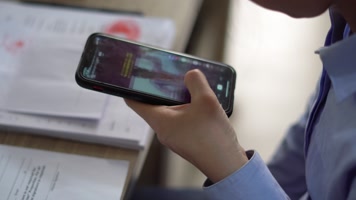 白领上班玩手机看抖音快手短视频