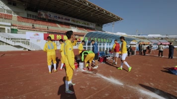 体育场视频足球运动员比赛教练区休息区