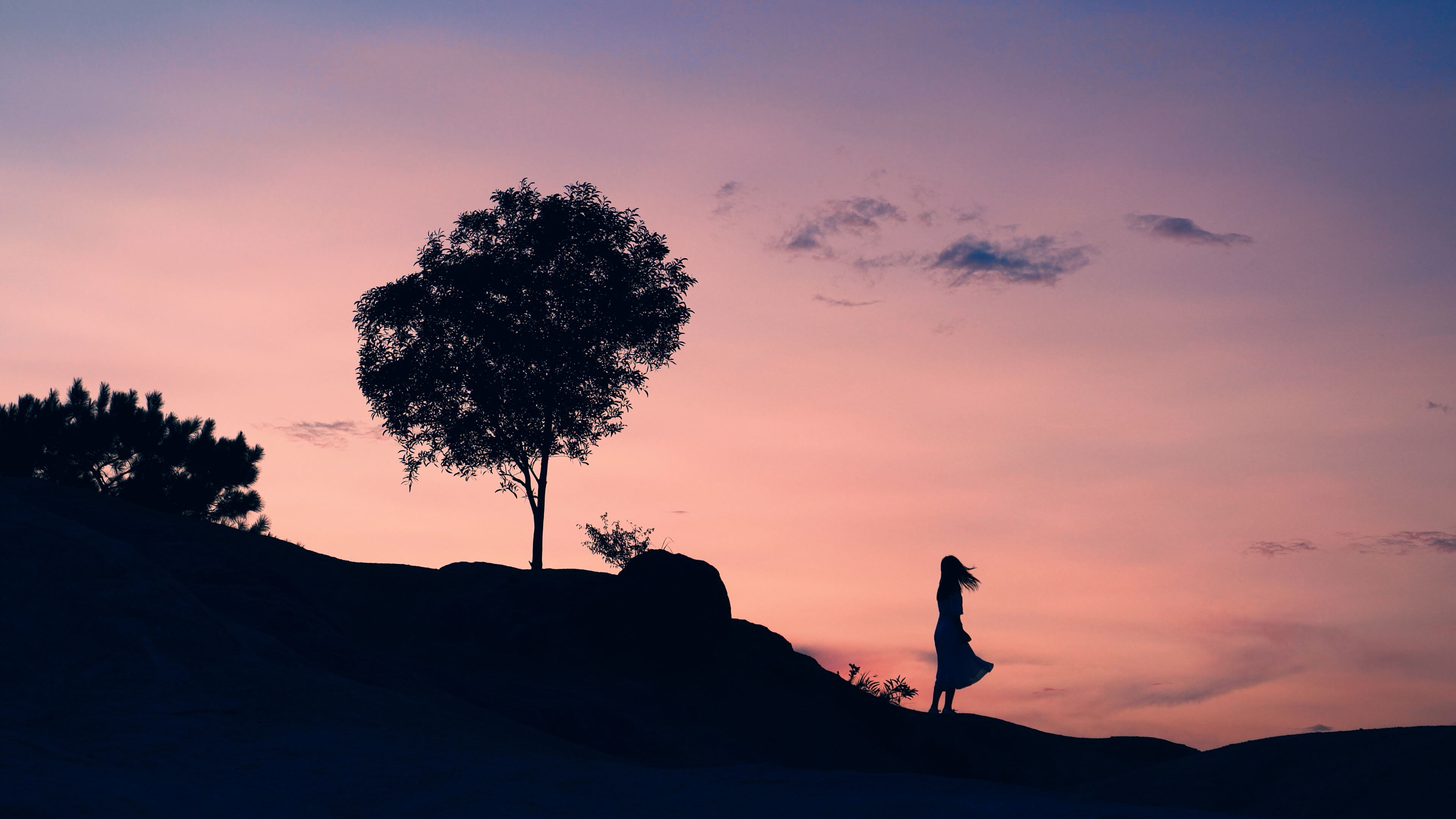 傍晚的山顶上女孩剪影4k视频素材 傍晚的山顶上女孩剪影4k视频素材