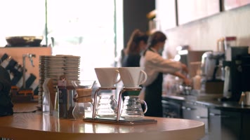 咖啡厅店员忙碌的身影4k视频素材