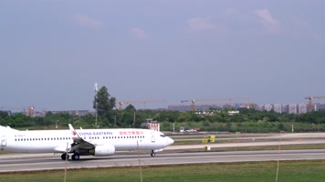 成都双流机场飞机降落跑道实拍素材