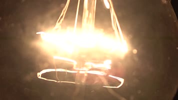 白炽灯电灯泡点亮接触不良闪烁慢镜头