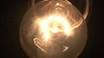 白炽灯电灯泡亮灯闪烁慢镜头