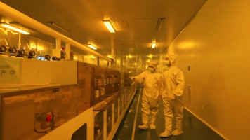 工业科技视频玻璃屏幕黄光车间防尘服科研员