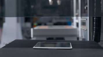 4k科技工业视频手机屏生产流水线机器特写