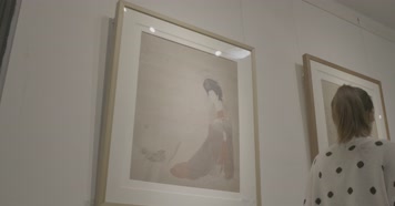 4K大学生美女参观画展