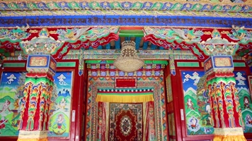 藏传佛教寺庙大殿门口门帘帷幔