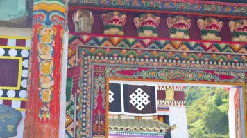 藏传佛教寺庙彩色华丽木雕装饰建筑风格