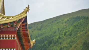 升格藏传佛教寺庙房檐装饰风铃摆动