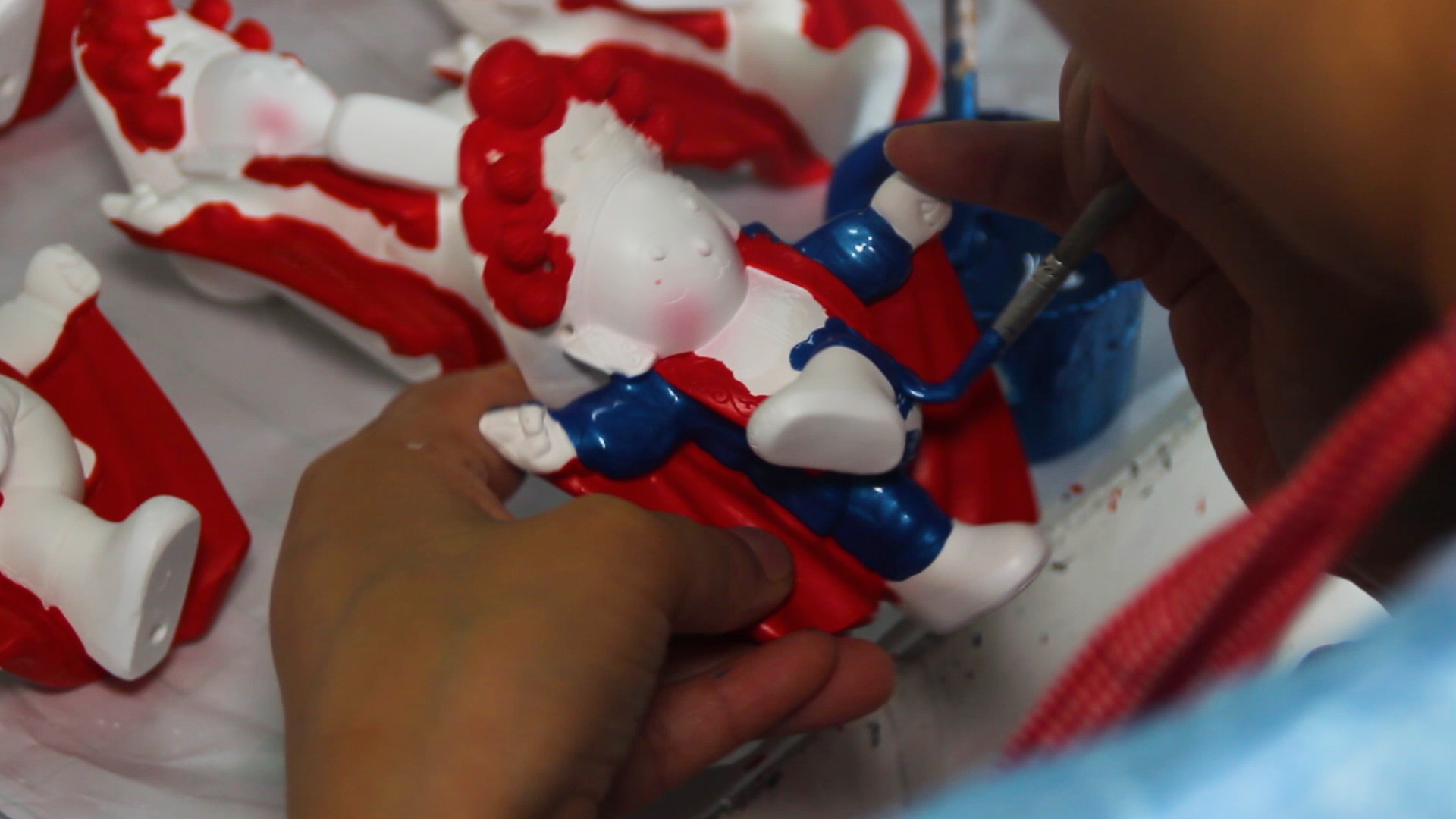 手绘公仔手工制作工艺品绘画过程旅游纪念品