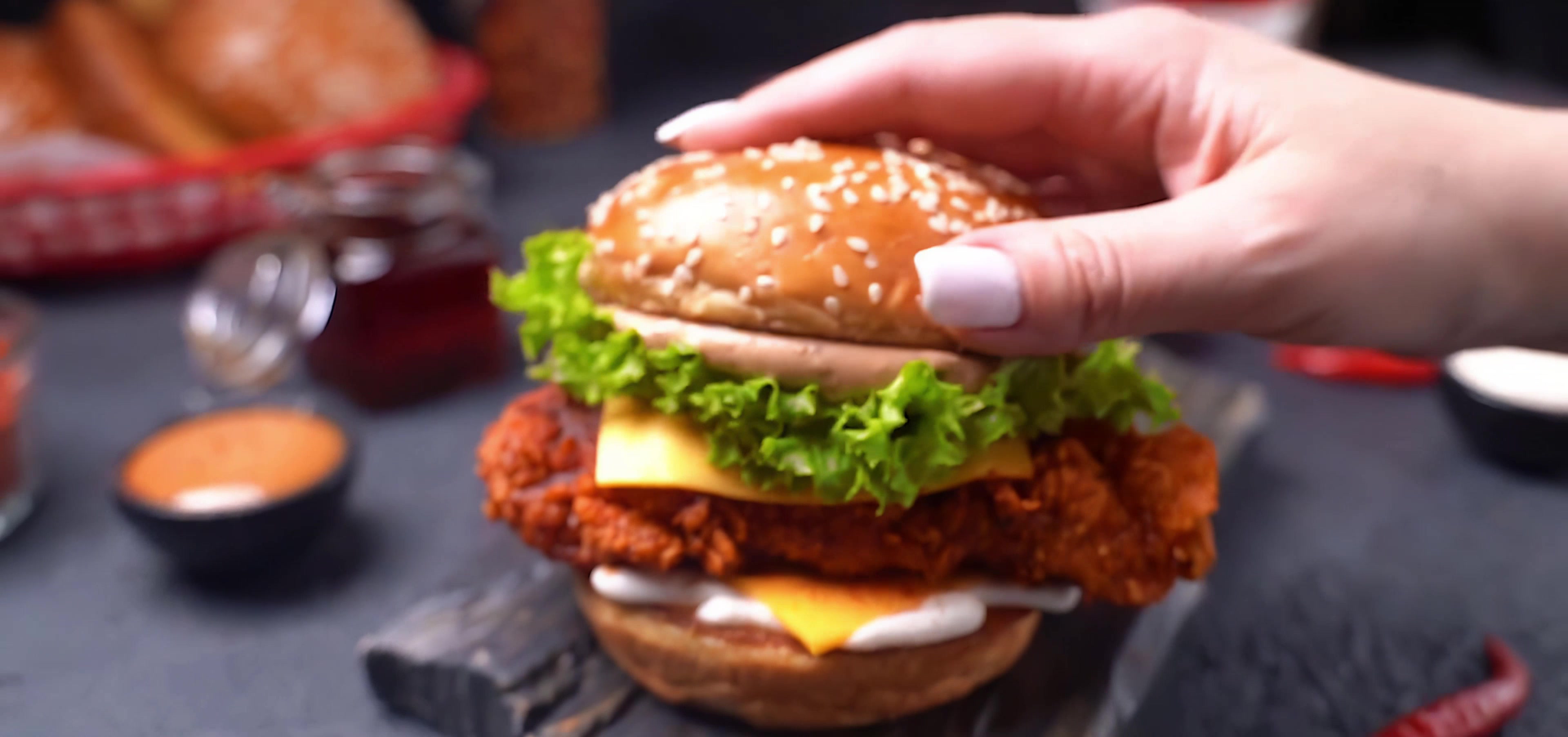 鸡肉汉堡，做汉堡，美味汉堡