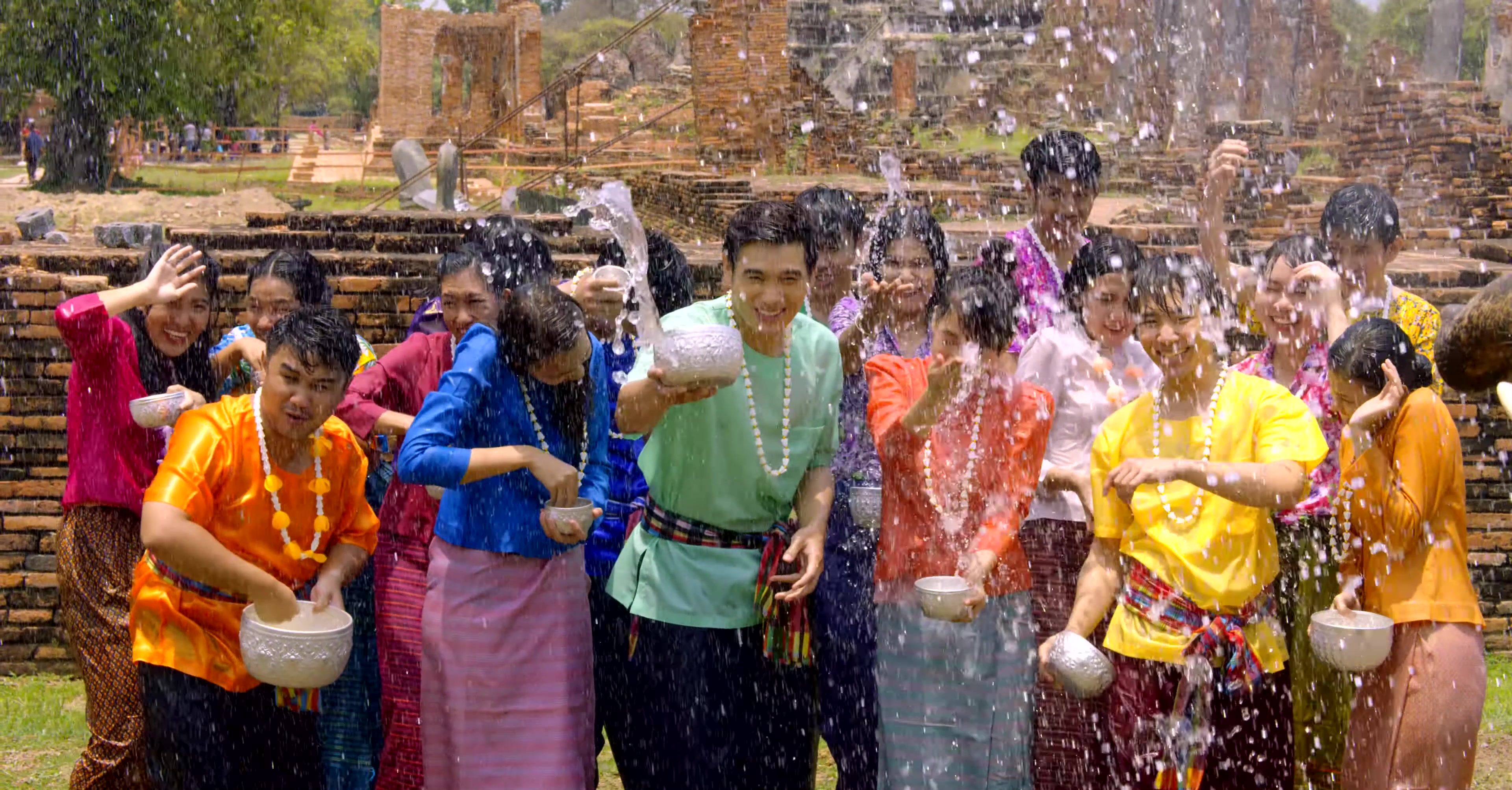 东南亚泼水节，年轻人激情狂欢