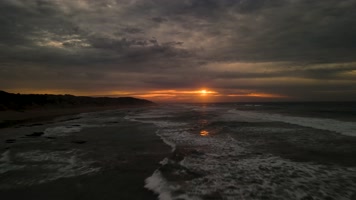 【4K】海浪日出晚霞大海日出夕阳水面