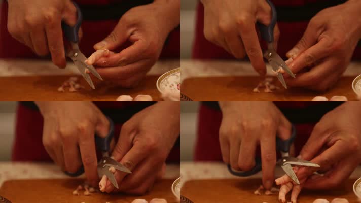 厨师用剪刀给鸡爪子剔骨 (4)