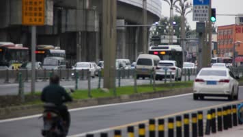 实拍街道人流车流等车路人红绿灯上下班公交