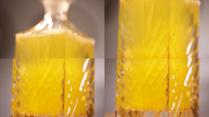 透明玻璃瓶装黄色果汁 (2)