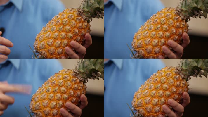 手里拿着菠萝 (2)