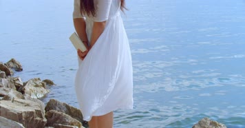 4K 海边惬意看书阅读翻书阳光下读书