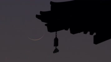 月亮月牙弯月古建筑寺庙房檐剪影细月特写