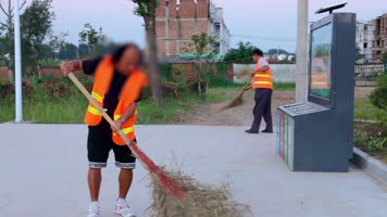 环卫工人笑脸+扫地4k