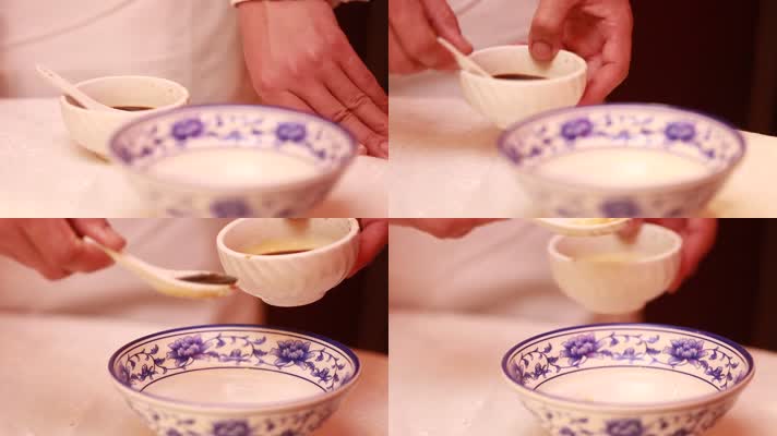 青花瓷碗调配炖鱼底料 (3)