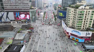 4k航拍成都IFS国际金融中心人流人潮2