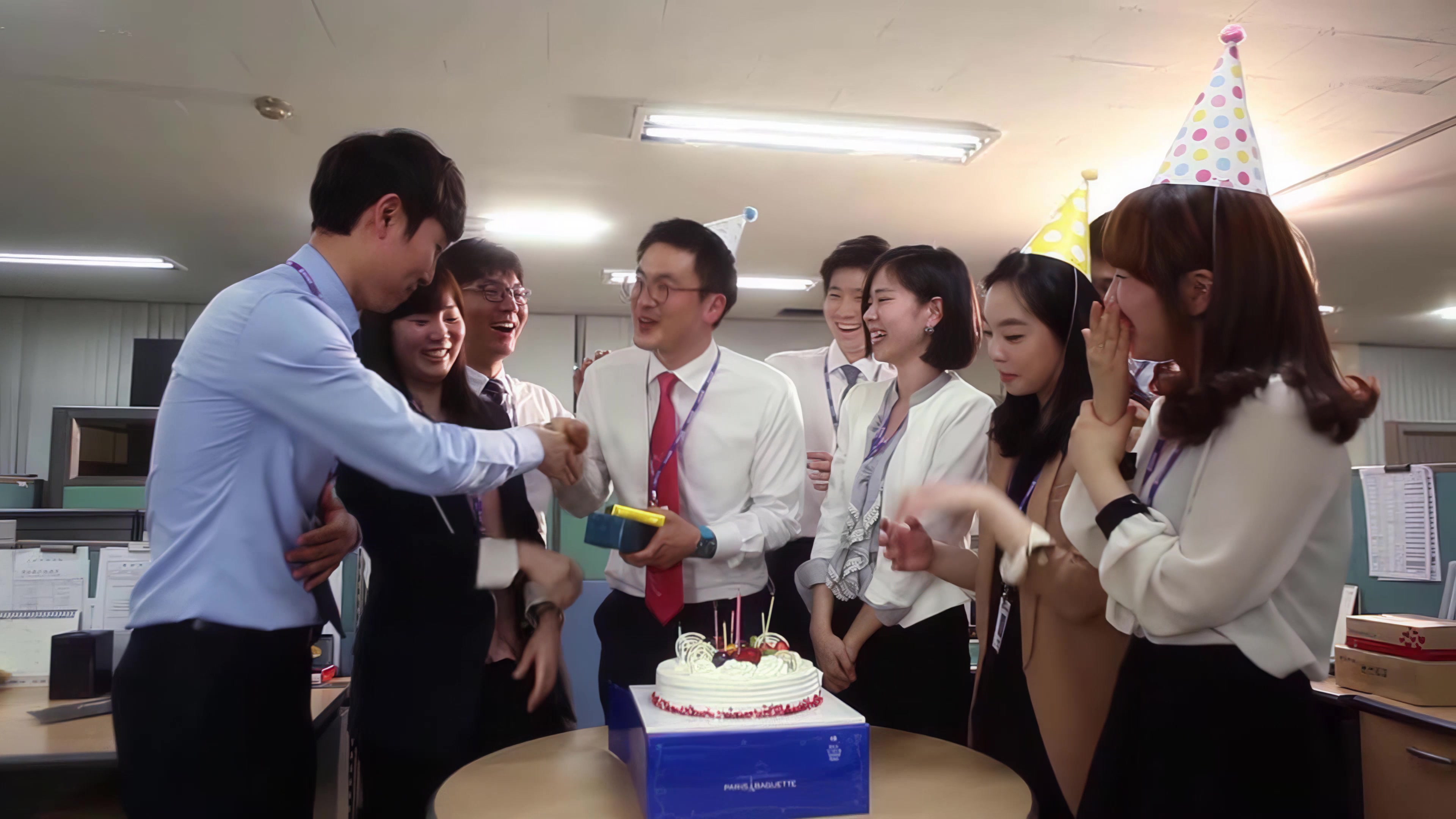 员工过生日，办公室同事庆祝